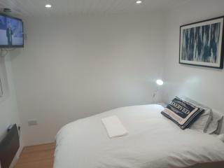 Lovely Timber Lodge Ensuite room in Corby Town centre NN17 - 6