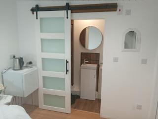 Lovely Timber Lodge Ensuite room in Corby Town centre NN17 - 5