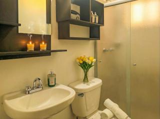 Stylish One Bedroom Apartment 5 Minute Walk to Beach 2 Full Beds Fast Wifi Top Rated Host 8A - 2