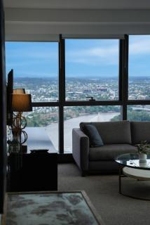 Sunset & City Lights - Dreamy Views Sky Meriton Soleil C36 - 1