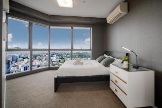 Sunset & City Lights - Dreamy Views Sky Meriton Soleil C36 - 4