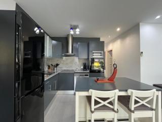 Casa con barbacoa , PISCINA, 4 HABITACIONES a 5 minutos del centro y el MAR en coche - 8