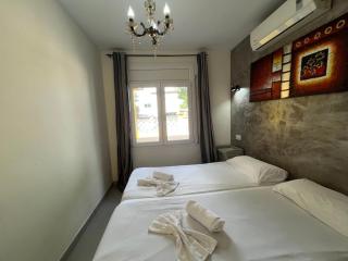 Casa con barbacoa , PISCINA, 4 HABITACIONES a 5 minutos del centro y el MAR en coche - 3