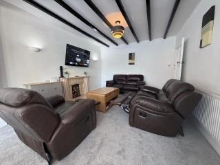 Spacious 4 Bedroom House with Multi-Car Driveway - 9