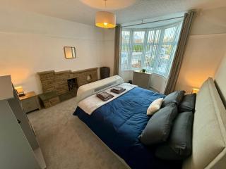 Spacious 4 Bedroom House with Multi-Car Driveway - 8