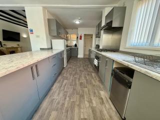 Spacious 4 Bedroom House with Multi-Car Driveway - 7