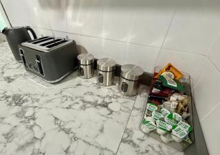 Spacious 4 Bedroom House with Multi-Car Driveway - 5