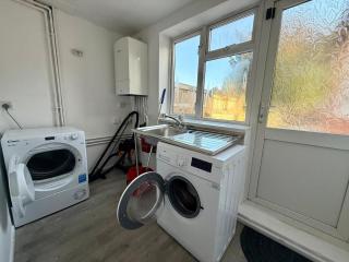 Spacious 4 Bedroom House with Multi-Car Driveway - 4