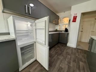 Spacious 4 Bedroom House with Multi-Car Driveway - 2