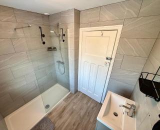 Spacious 4 Bedroom House with Multi-Car Driveway - 1