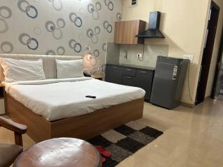 Akshay Medanta hospitility WITH Khichan Room Near Medanta Hospital - 1