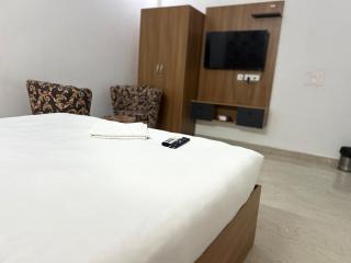 Akshay Medanta hospitility WITH Khichan Room Near Medanta Hospital - 9