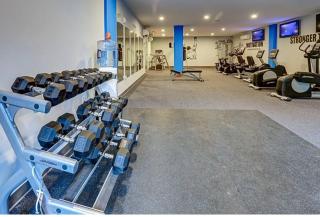 Palatial 1BR with Rooftop Pool - 4