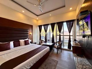 JS Hotel & Resort A- Luxury Property With Balcony & Mountain View Rooms - 7