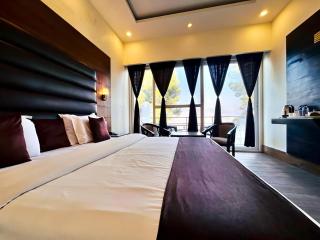 JS Hotel & Resort A- Luxury Property With Balcony & Mountain View Rooms - 1