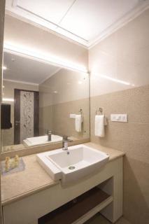 Vista Resort-Centrally Heated & Air Cooled Near Maximus Mall # Parking # Near Market # Top Rated # Most Awarded # Premium Rooms # Property Of The Year # By Royal Castle # - 3