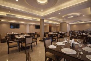 Vista Resort-Centrally Heated & Air Cooled Near Maximus Mall # Parking # Near Market # Top Rated # Most Awarded # Premium Rooms # Property Of The Year # By Royal Castle # - 6