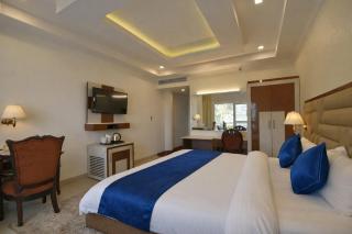 Vista Resort-Centrally Heated & Air Cooled Near Maximus Mall # Parking # Near Market # Top Rated # Most Awarded # Premium Rooms # Property Of The Year # By Royal Castle # - 1