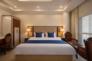 Vista Resort-Centrally Heated & Air Cooled Near Maximus Mall # Parking # Near Market # Top Rated # Most Awarded # Premium Rooms # Property Of The Year # By Royal Castle # - 2