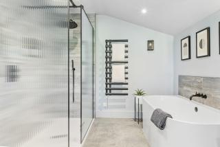 Secluded & Luxurious Romantic Haven with Hot Tub - 4