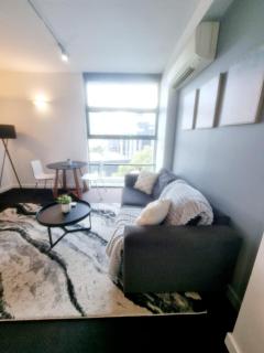 Dockland Retreat with Free Parking - 9