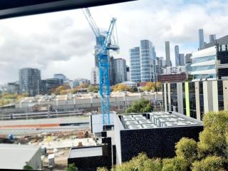 Dockland Retreat with Free Parking - 7