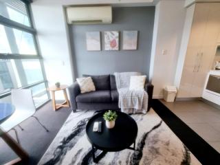 Dockland Retreat with Free Parking - 6