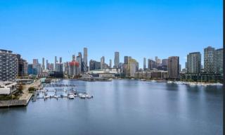 Dockland Retreat with Free Parking - 5