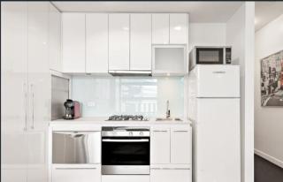 Dockland Retreat with Free Parking - 2