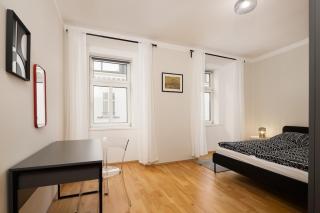 Chic Black-and-White Home by Naschmarkt - 7