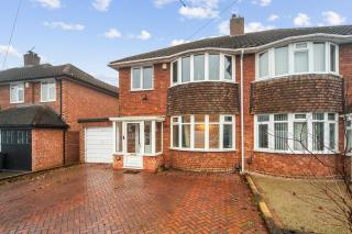 Spacious 4-Bed House, & Prime Location Solihull - 0