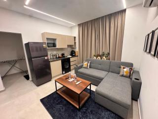 832 . Modern 1BR Apartment Prime Location - 4