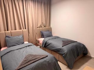 832 . Modern 1BR Apartment Prime Location - 2