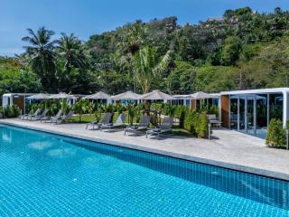 Nomad Cabin — Seaside Escape with Pool & Breakfast - 0