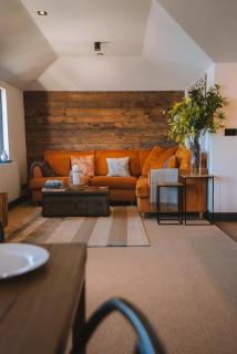 Stunning Waterfront Apartment With Spectacular Views & Parking at 'CAPTAINS LOFT' - 8