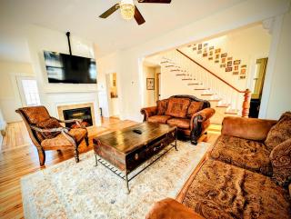 Hot Tub! Arcade! Walk to Everything! 123 Main St! - 2