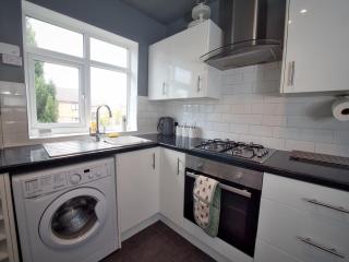 Stylish 2-Bed Maisonette Free Parking Small Pool Table - 9