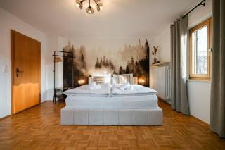 Altbau-Charme & Bergblick I Stylisches 75qm Juwel mit 2 Balkonen und Parkplatz - 0