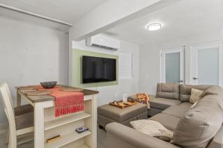 Cozy 4 Guest Apt with Air Conditioning, Free Parking & Wi-Fi - 9