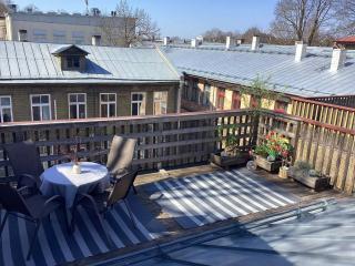 Hygge Home - Bright Cottage-Style Apartment with Terrace & Free Weekend parking - 8