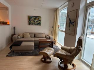 Spacious, bright and central - 5 min to lake and metro - 0