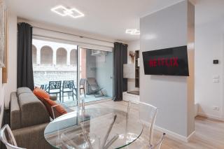 Free Parking and Private Terrace Design Apartment - 9
