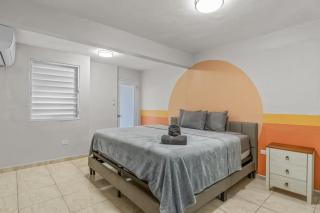 Perfect Group Retreat for 10 Near Beach & Airport - 1