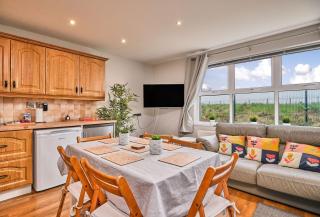 Spacious Bright Apt Walk to Beach - Dunluce Park 4 - 2