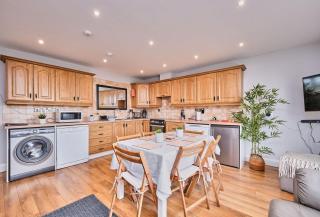 Spacious Bright Apt Walk to Beach - Dunluce Park 4 - 6