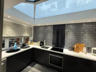 Stunning 2 Bedroom Bungalow - Free Parking - Convenient Location - 1