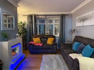 Stunning 2 Bedroom Bungalow - Free Parking - Convenient Location - 9