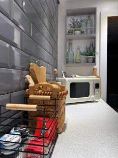 Stunning 2 Bedroom Bungalow - Free Parking - Convenient Location - 4