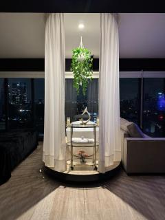 Luxury loft with tub and city view - 0