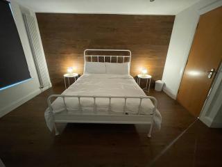 1 bedroom city centre apartment with free parking - 7